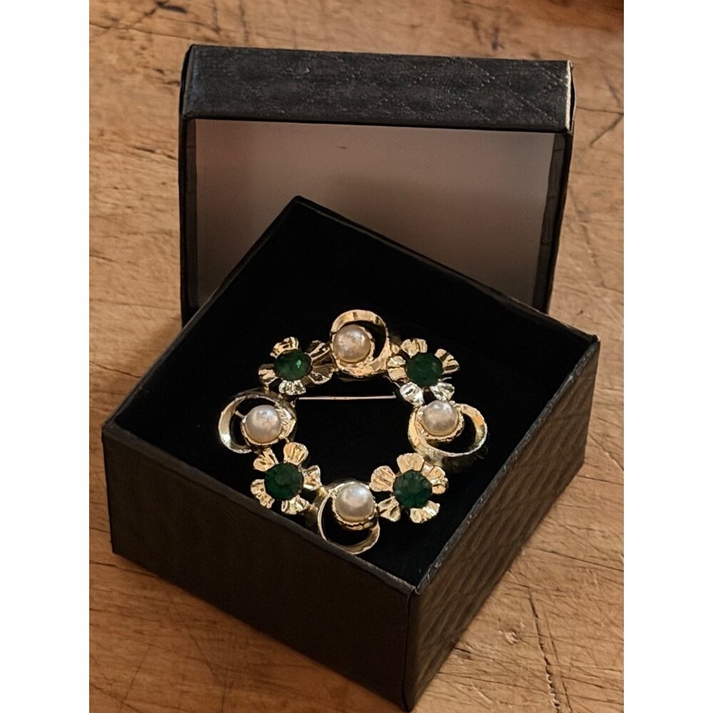 Vintage Gold-Tone Floral Brooch With Faux Pearls & Green Rhinestones Circular De - Picture 8 of 8